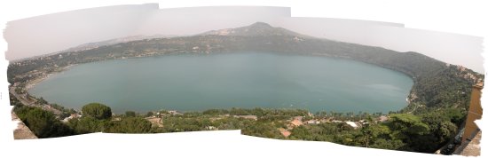 panoramica sul lago di Albano
dal tetto della Specula Vaticana
a Castel Gandolfo
(16416 bytes)